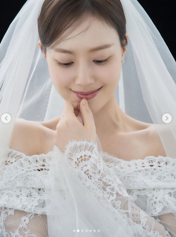 문채원, 6월의 신부 된 소감? 웨딩 화보에 팬들 난리!
