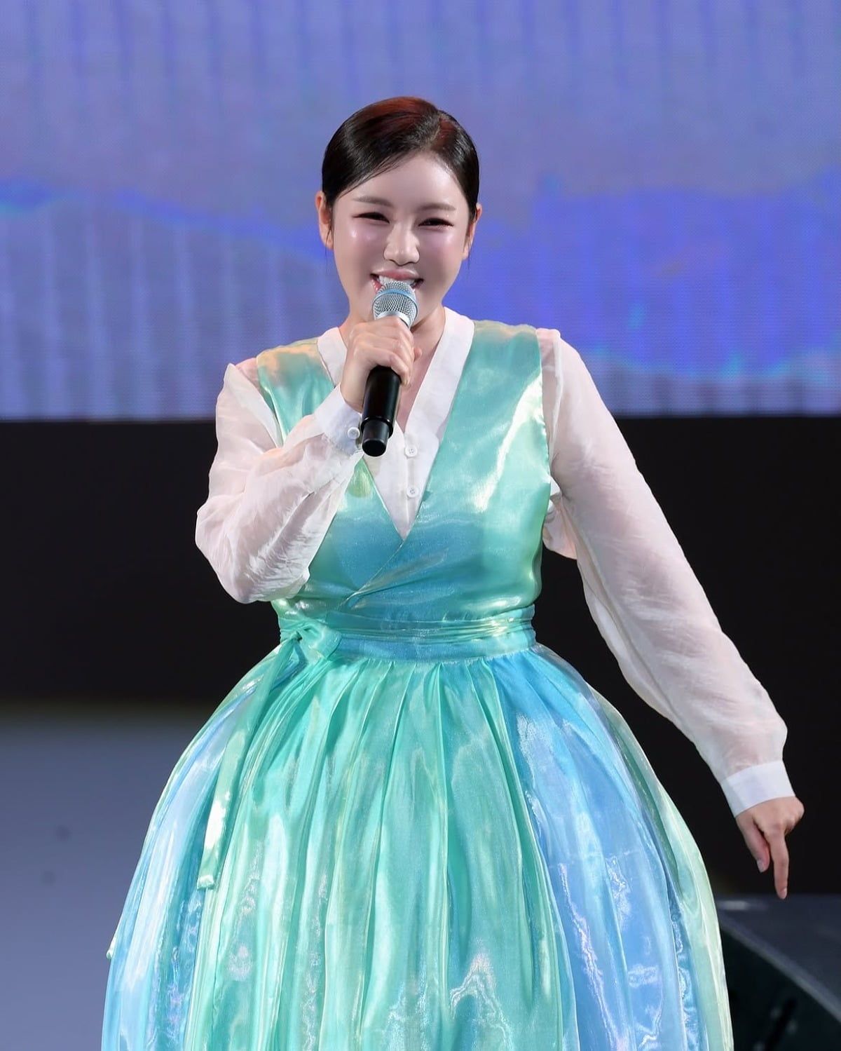 송가인, 44kg 몸매 자랑한 옥빛 한복 자태…전주세계소리축제서 ‘여신 강림’!