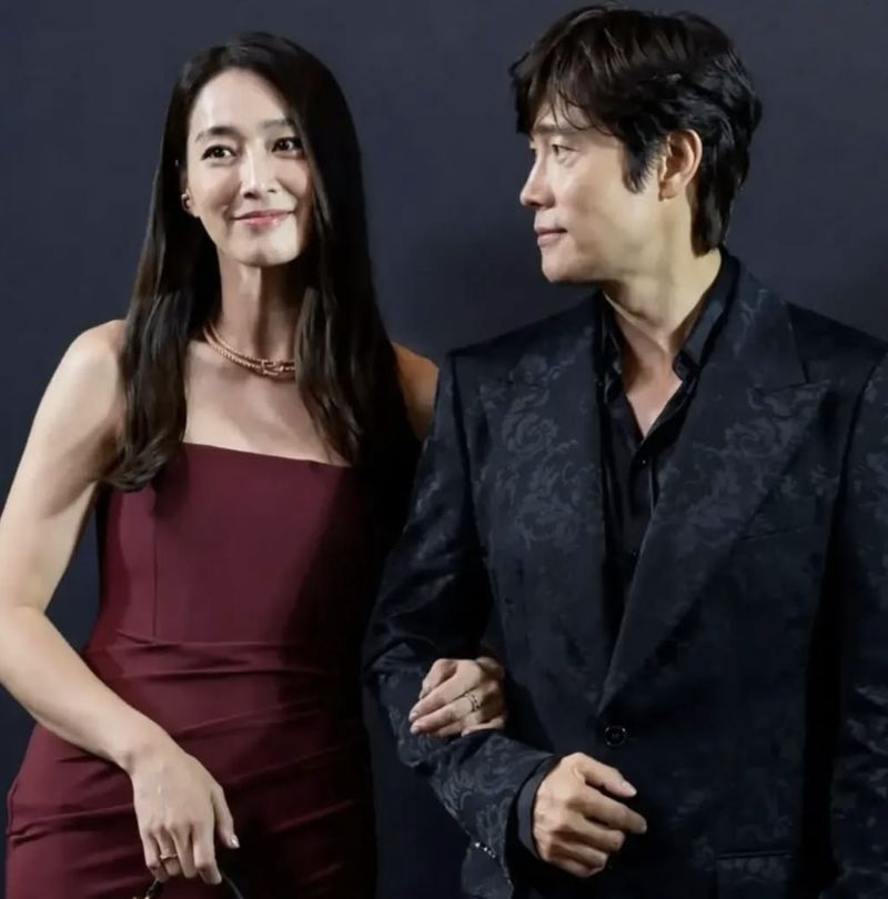 이병헌, 아내 이민정 ‘얼굴 싹둑’ 해프닝 후 꿀떨어지는 투샷 공개!
